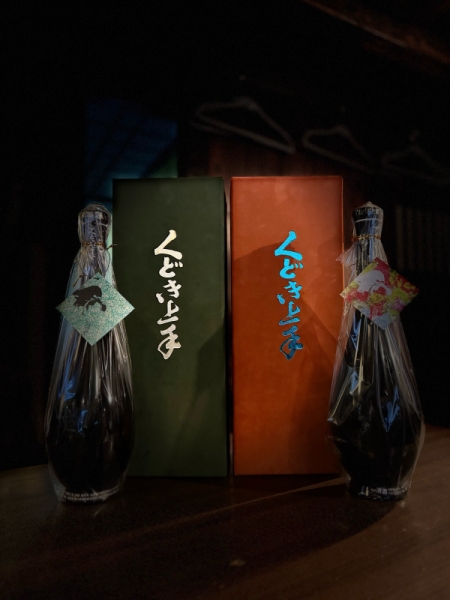 『くどき上手』百五十周年記念酒 純米大吟醸 15％ 袋吊り 緑（会長）＆朱色（社長）／山形